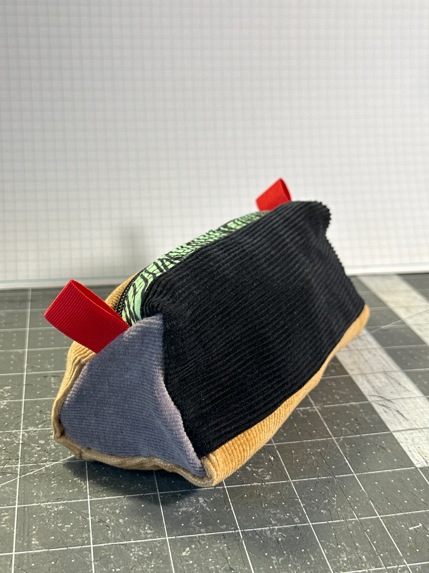 Worn-Wear Upcycled Triangle Pencil Case 0001 (small)